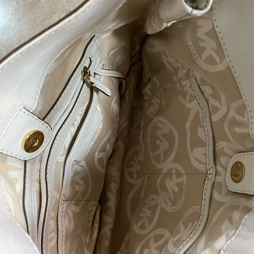 Michael Kors ivory shoulder bag . - Picture 3 of 4
